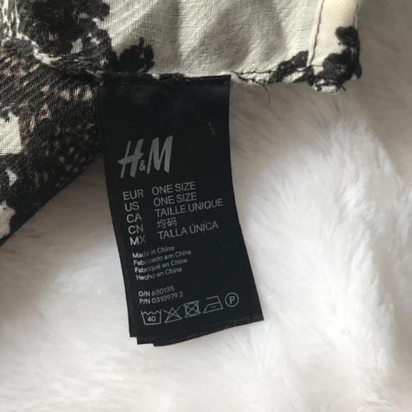 H&M Infinity Scarf in Black/White EUC - Picture 6 of 6